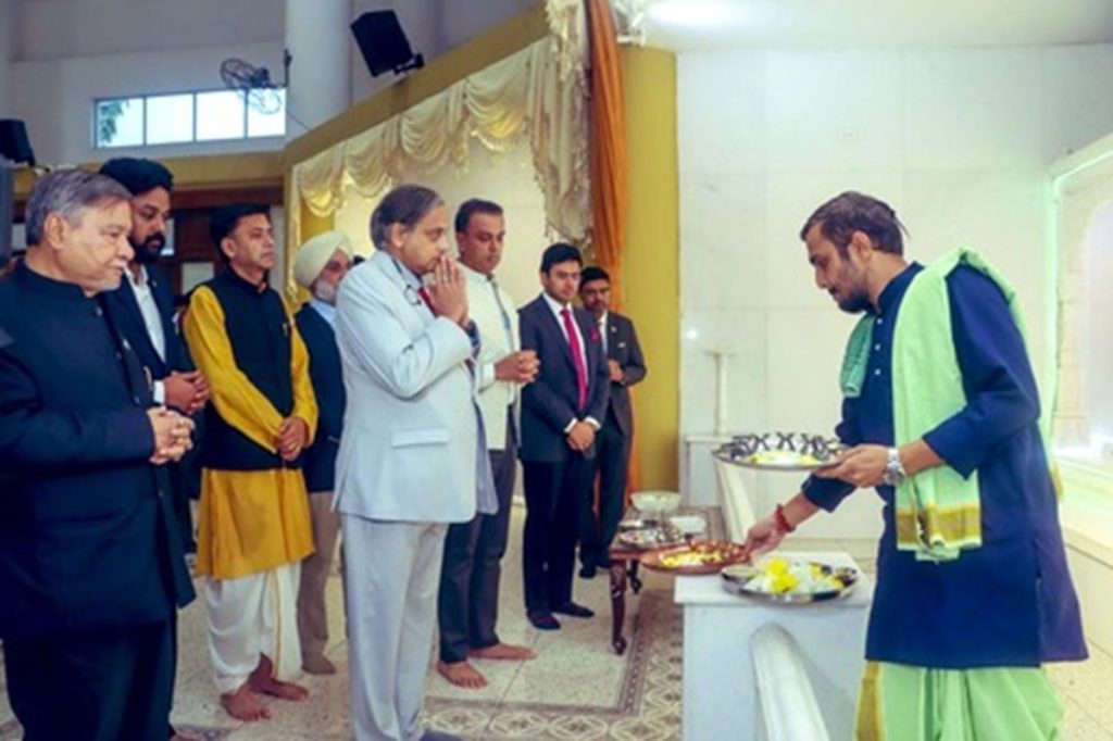 पनामा में शशि थरूर की टीम पहुंची पूजा-अर्चना करने !