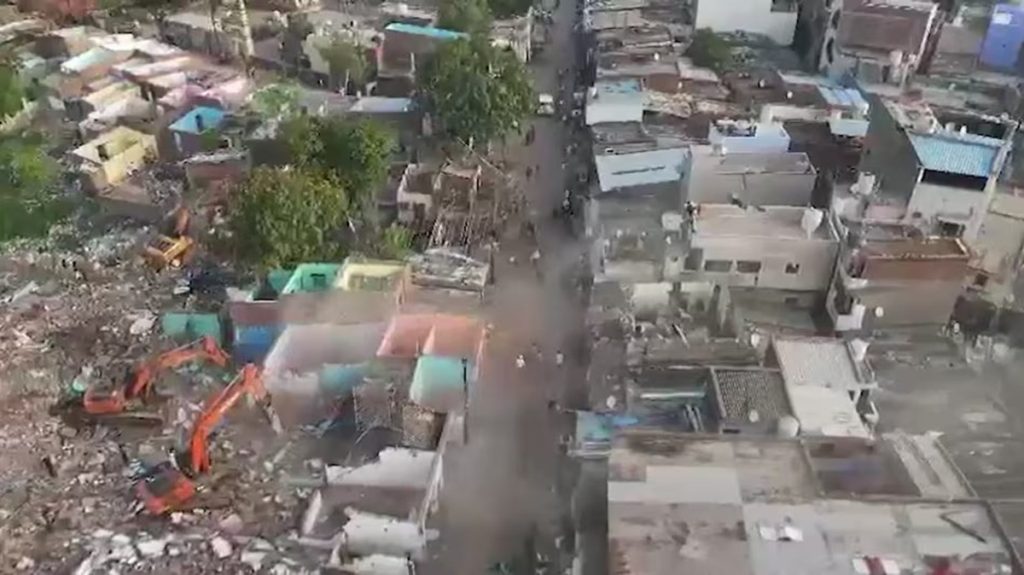 अहमदाबाद: अवैध बांग्लादेशियों के गढ़ में चला बुलडोजर, 8 हजार अवैध निर्माण ध्वस्त !