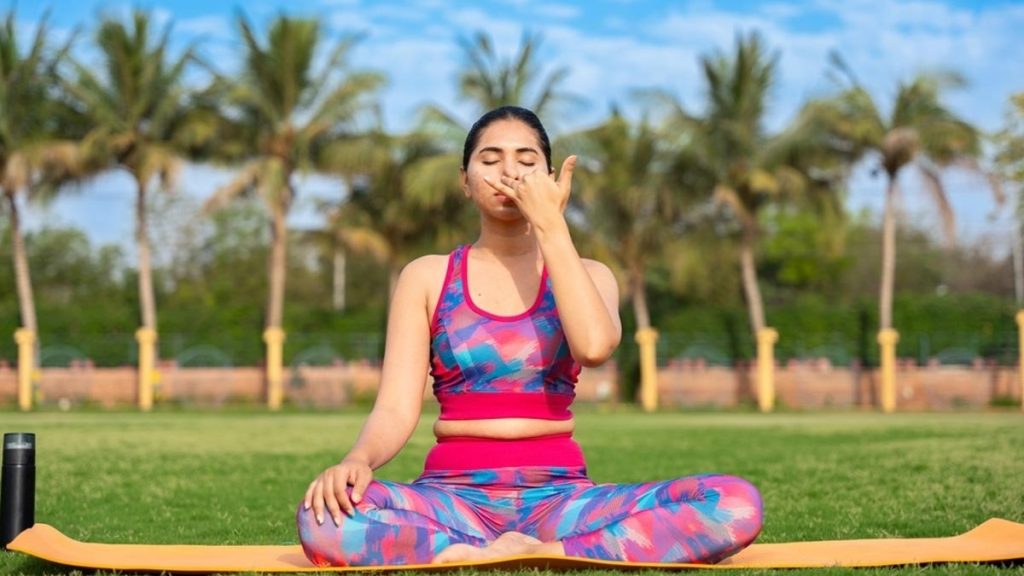 तन और मन दोनों को स्वस्थ बनाता है अनुलोम विलोम,जानिए इसके फायदे और करने का सही तरीका