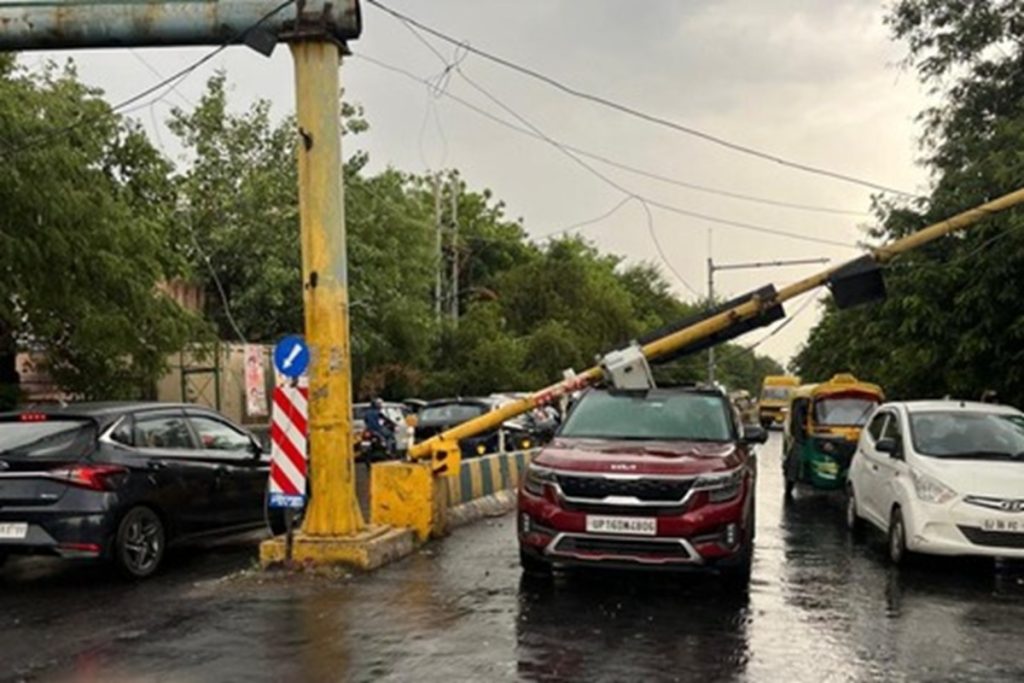 नोएडा में तेज बारिश और आंधी का कहर: सैकड़ों पेड़ गिरे, डीएनडी पर भीषण जाम,