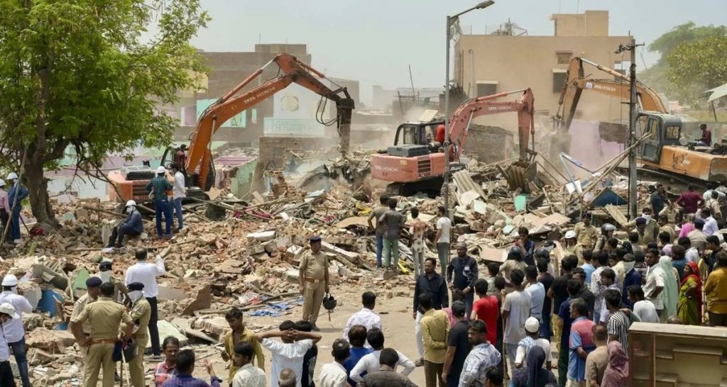 गुजरात: चंडोला में अवैध अतिक्रमण के खिलाफ लगातार दूसरे दिन भी चला बुलडोजर