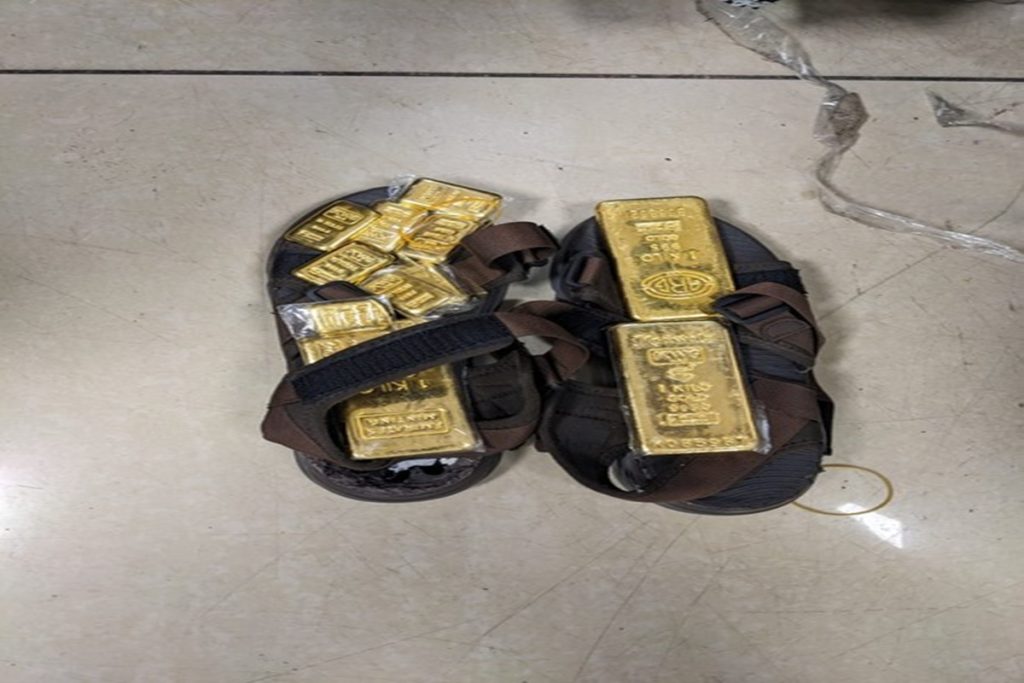 विदेशी नागरिक के चप्पल से निकला करोड़ों का सोना!