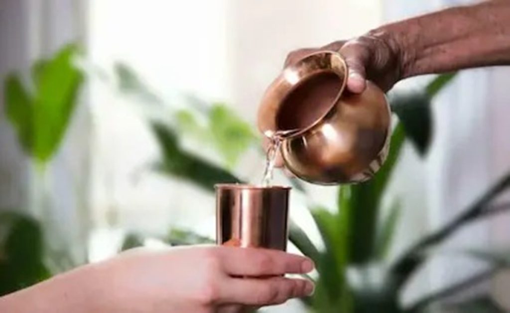 गिलास से नहीं, लोटे से पिएं पानी, पेट और आंतें रहेंगी बिल्कुल साफ