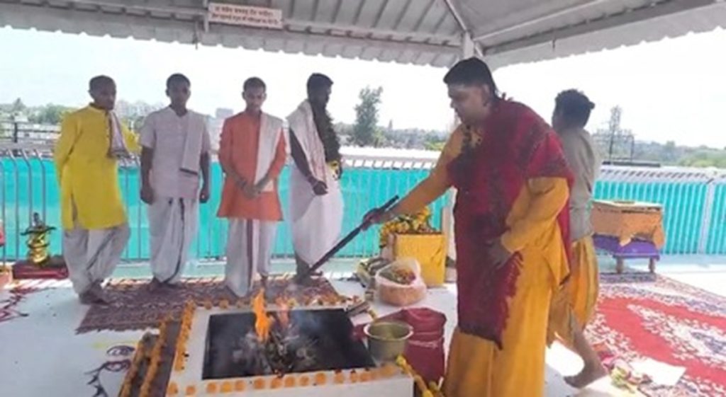 नासिक से देवास तक भारत की विजय के लिए यज्ञ और पाठ का आयोजन !