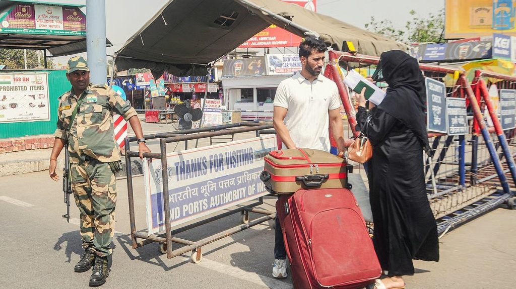 पाकिस्तान ने खोली अटारी-वाघा की सिमा, नागरिकों की वापसी को दी अनुमति!