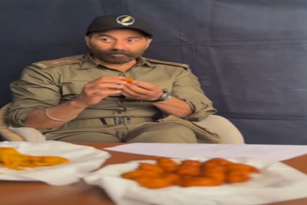 बारिश में चाय-पकौड़े का लुत्फ उठाते नजर आए सनी देओल, शेयर किया वीडियो