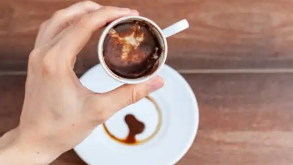 कॉफी कप का विश्लेषण कर AI ने बताया पति का अफेयर, तलाक लेने पहुंची पत्नी !