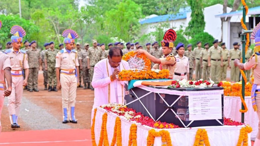 नक्सली हमले में शहीद कोबरा कमांडो को सीएम साय और डिप्टी सीएम शर्मा ने दी श्रद्धांजलि