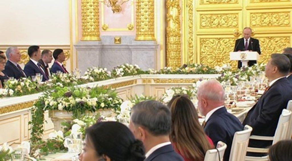 रूस के विजय दिवस समारोह में भारत का प्रतिनिधित्व, रक्षा राज्य मंत्री संजय सेठ की पुतिन से मुलाकात