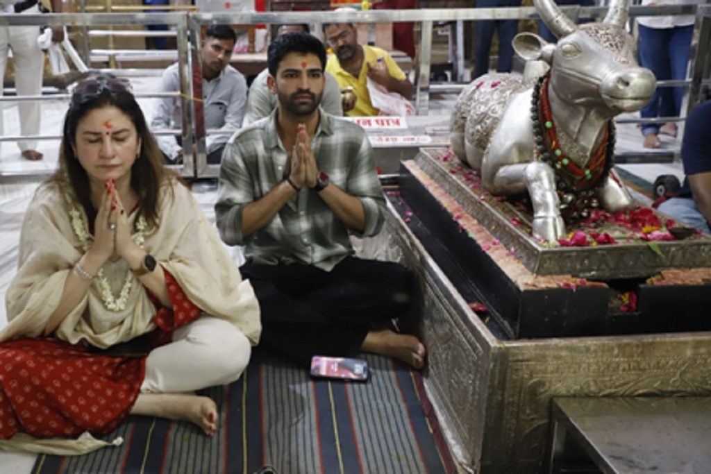 सपरिवार उज्जैन पहुंचीं अभिनेत्री कुनिका सदानंद, किए महाकाल के दर्शन!