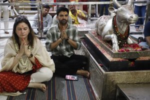 Actress-Kunika-Sadanand-reached-Ujjain-with-her-family-and-visited-Mahakal