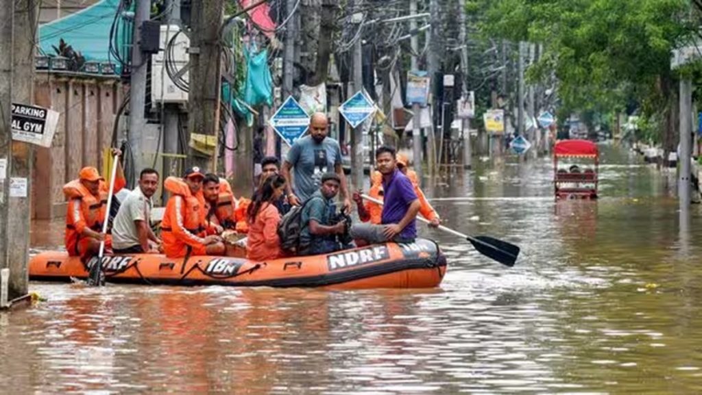 पूर्वोत्तर भारत के 22 जिले और 5 लाख लोग बाढ़ और भूस्खलन से प्रभावित
