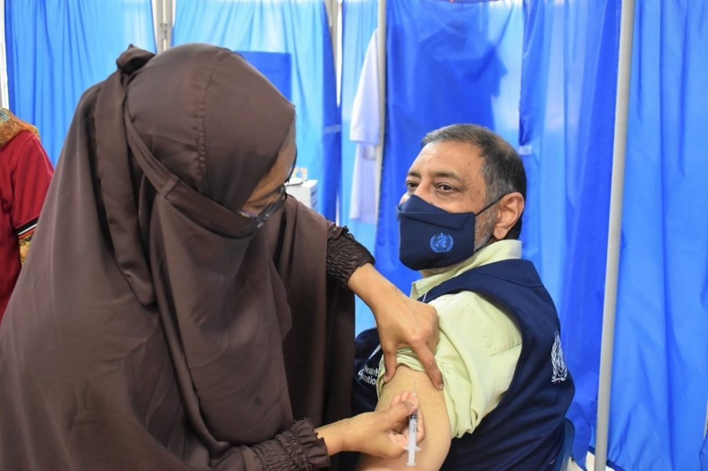 बांग्लादेश में कोविड-19 वैक्सीन की भारी कमी, नए वैरिएंट्स ने बढ़ाया खतरा