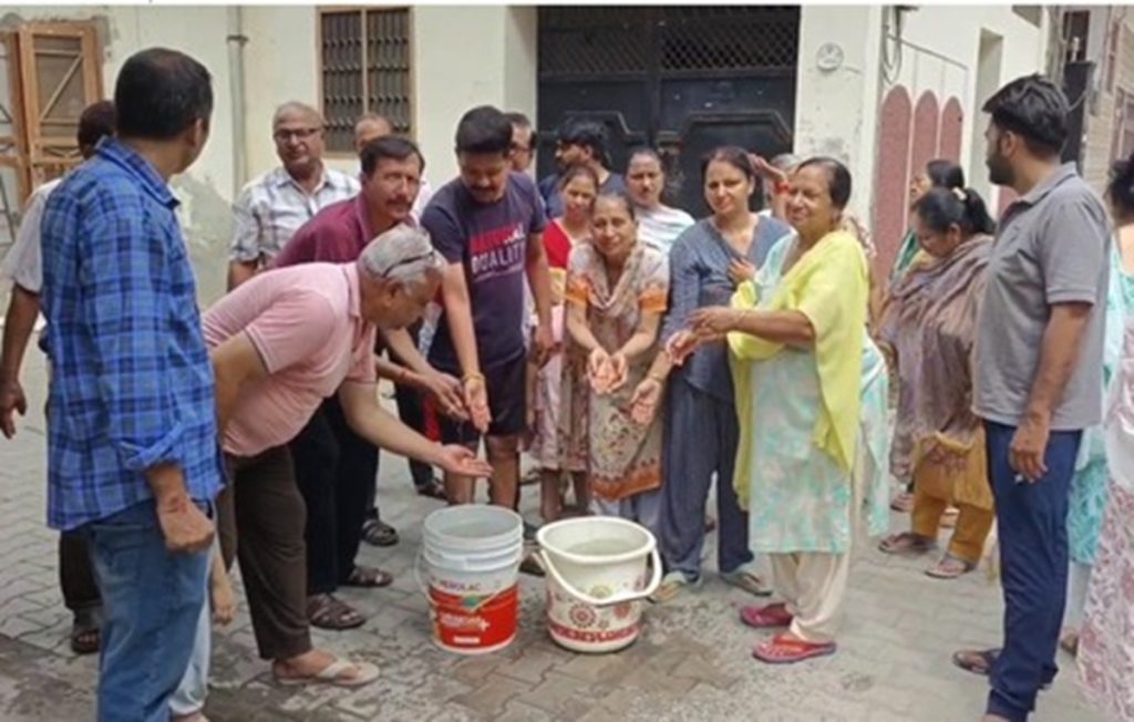 Punjab: गंदा और बदबूदार पानी का संकट, आम आदमी पार्टी से खफा लोगों का प्रदर्शन