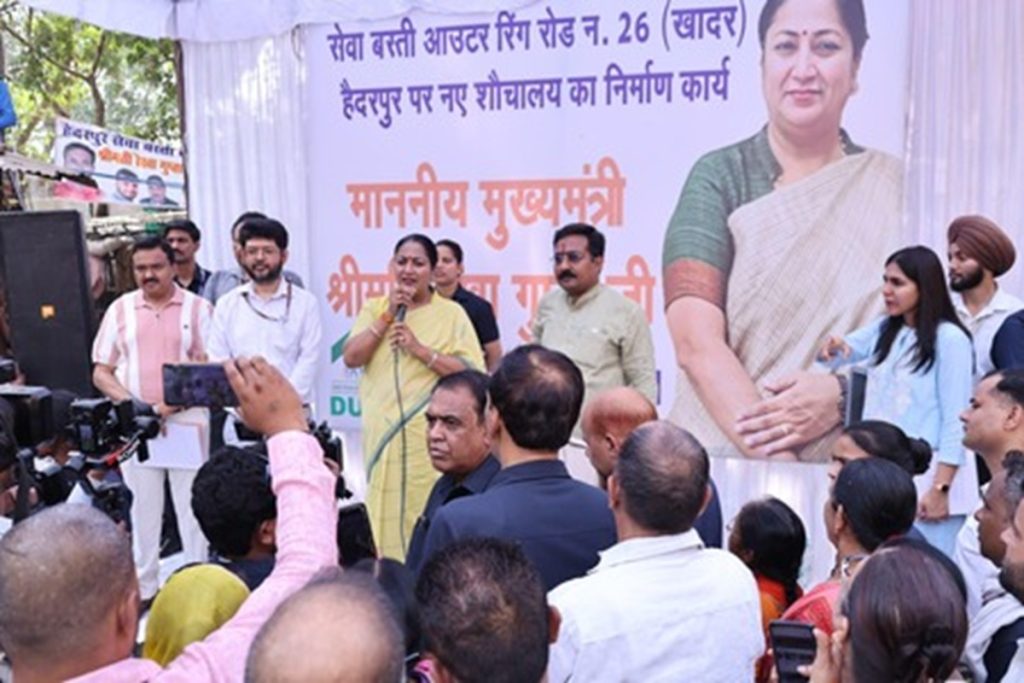 ‘आप’ और कांग्रेस ने झुग्गीवासियों को बरसों तक मूर्ख बनाया: मुख्यमंत्री रेखा गुप्ता का हल्लाबोल