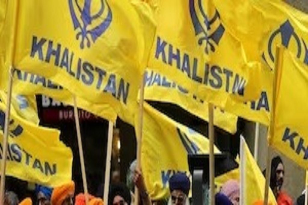 कनाडा में खालिस्तानी सपोर्टर्स ने भारतीय तिरंगे का किया अपमान