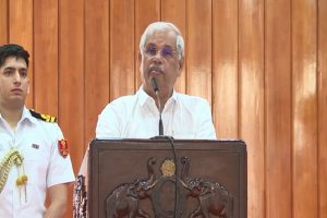 Controversy-continues-over-the-picture-of-Bharat-Mata-in-Kerala-Governor-offered-flowers-CPI-removed-posters