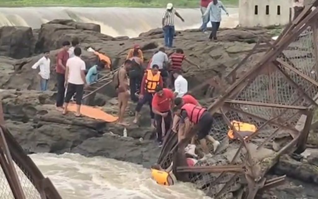 इंद्रायणी नदी पर बना पुल ढहा, मावल में बड़ा हादसा