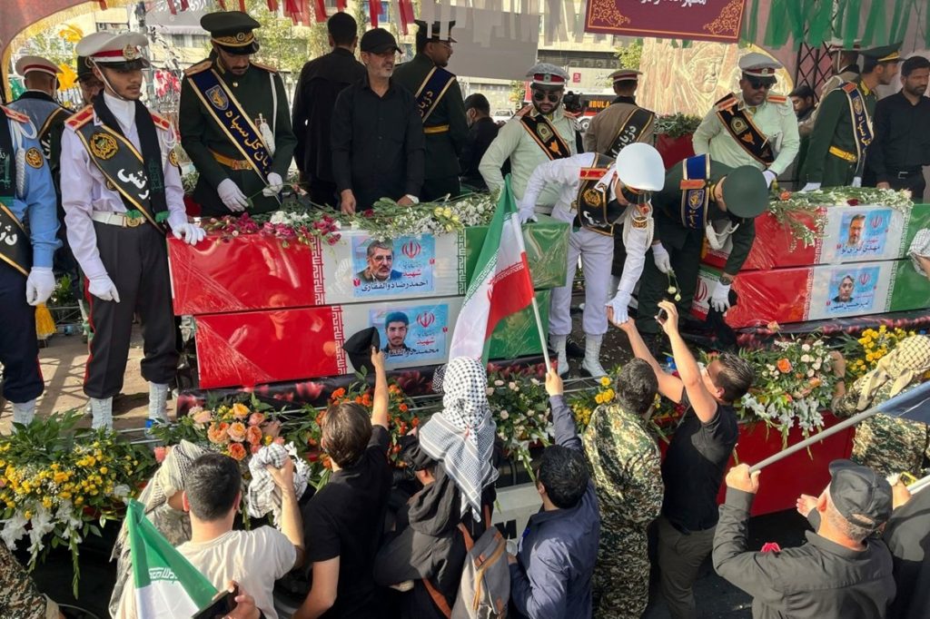 इजरायली हमले में मारे गए 60 सैन्य व वैज्ञानिक अधिकारियों का अंतिम संस्कार !