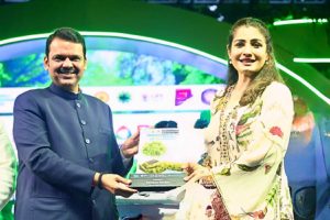 Maharashtra-Chief-Minister-Devendra-Fadnavis-honored-Raveena-Tandon