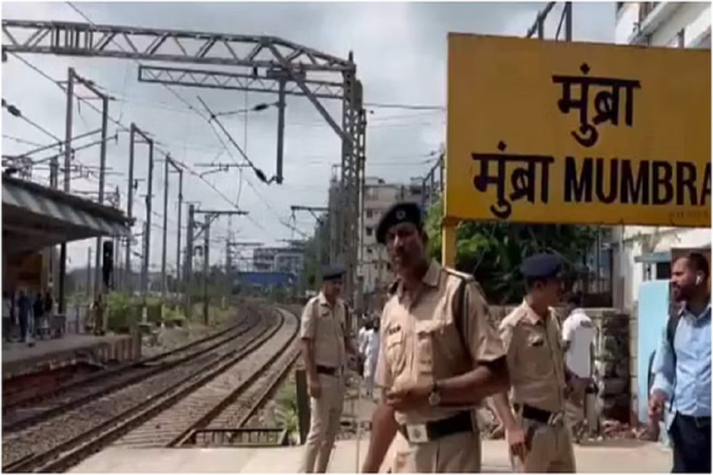 ठाणे में दर्दनाक रेल हादसा: भीड़ के दबाव में गिरे यात्री, चार की मौत की आशंका!