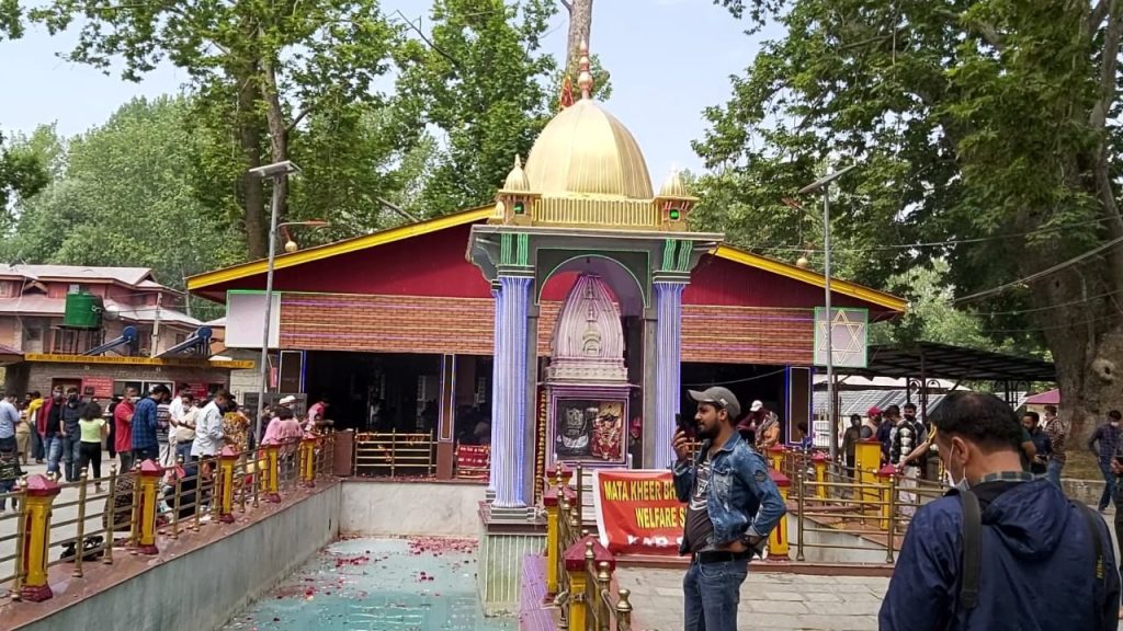 कश्मीर में आतंकी खतरे पर धार्मिक उत्साह भारी, उमड़ा श्रद्धा का सैलाब