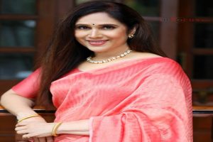 meenakshi-seshadri-dances-in-rain-swati-song-viral-video