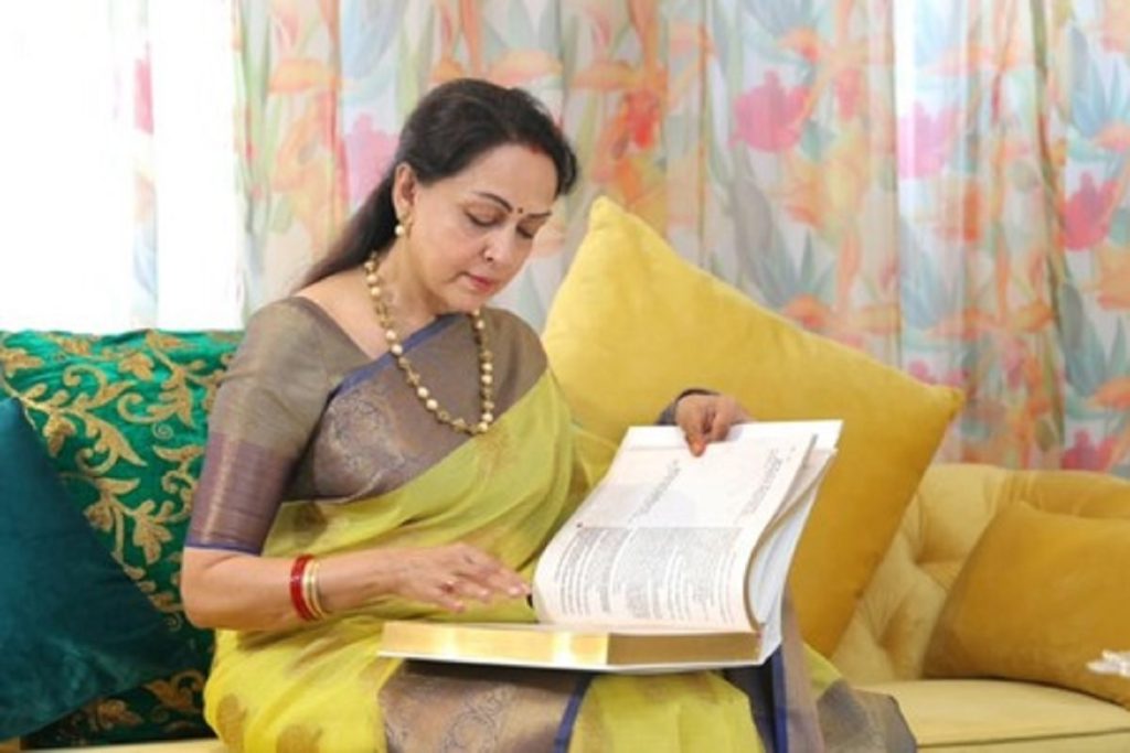 नेशनल रीडिंग डे: लोगों में कम हो रही पढ़ने की आदत, हेमा मालिनी ने जताई चिंता!