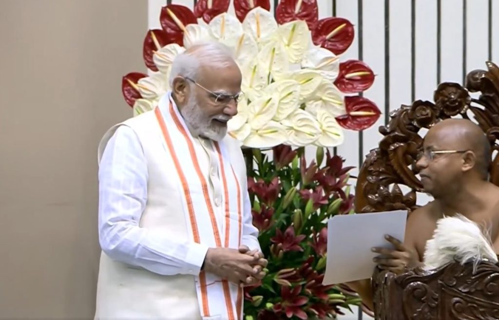 प्रधानमंत्री नरेंद्र मोदी ‘धर्म चक्रवर्ती’ की उपाधि से सम्मानित!