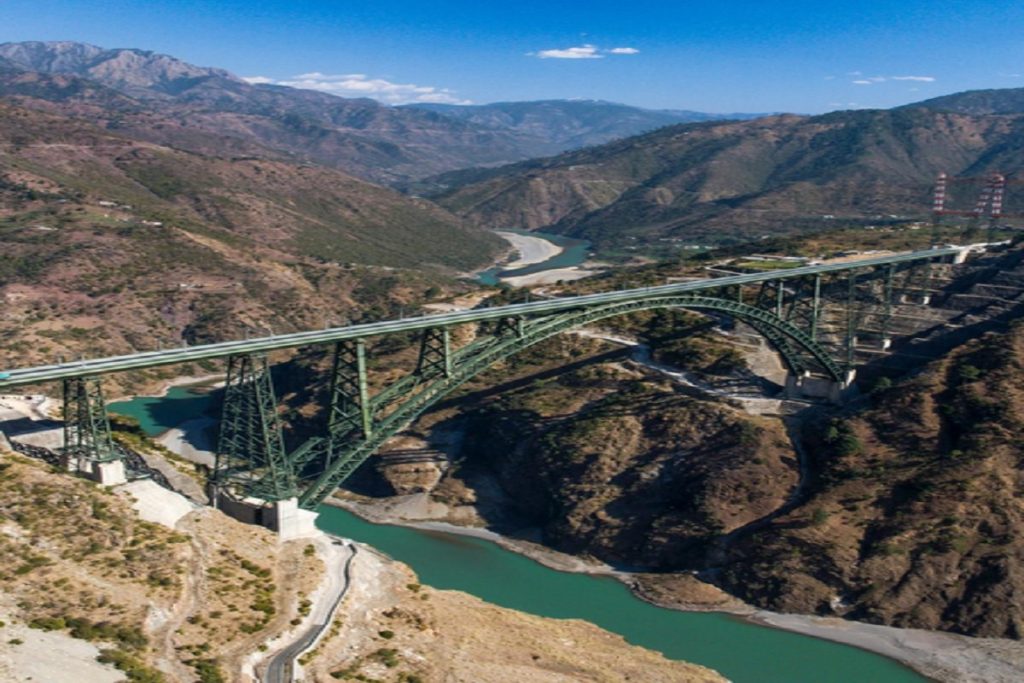 चिनाब रेलवे पुल की संरचना बनाने में महत्वपूर्ण भूमिका निभाई: अडानी सीमेंट!