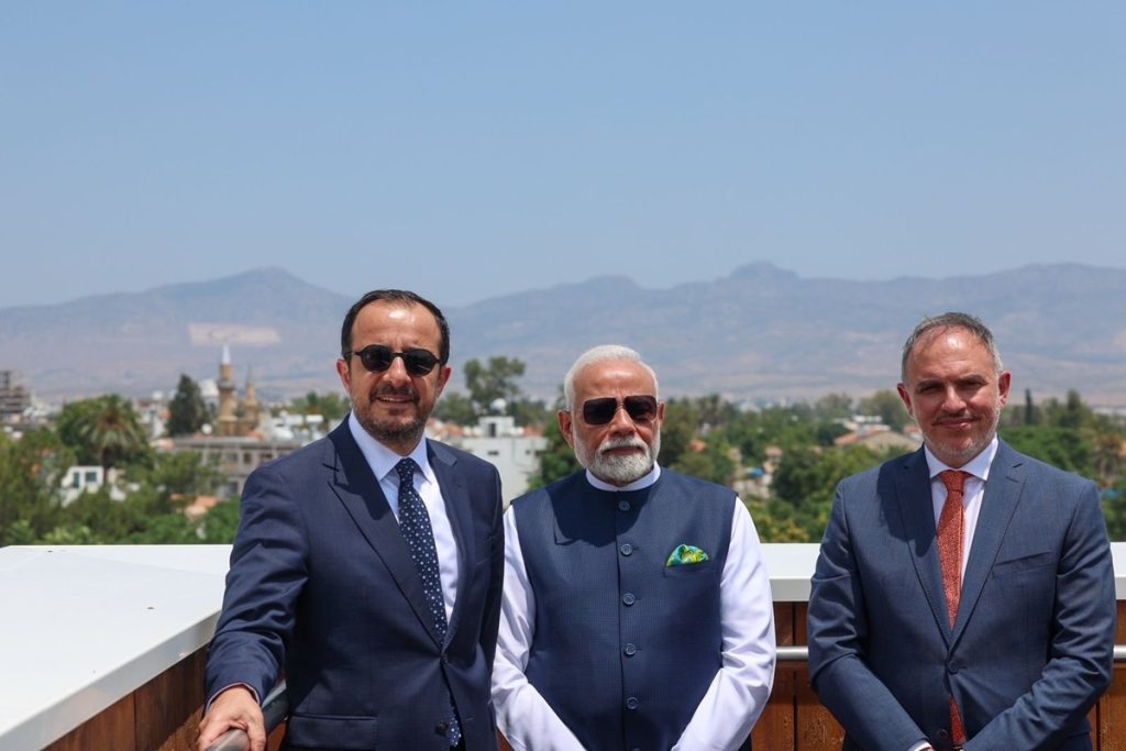 साइप्रस दौरा : निकोसिया में अतिथि बने पीएम मोदी, राष्ट्रपति ने घुमाया शहर