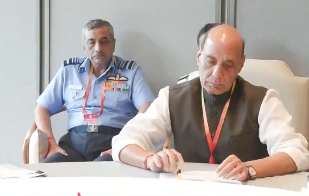 चीन की चाल बेपर्दा होते ही राजनाथ सिंह ने हाथ से छोड़ी कलम, हस्ताक्षर करने से किया इनकार!