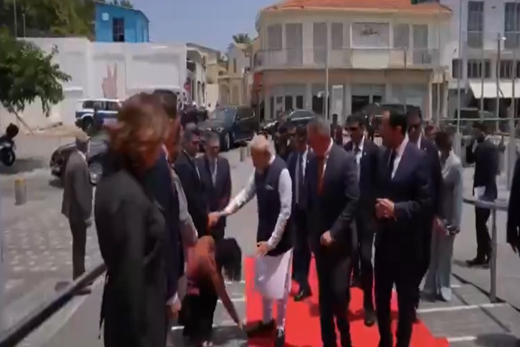 प्रधानमंत्री मोदी के पैर छूकर साइप्रस नेता ने जताया सम्मान, वीडियो वायरल