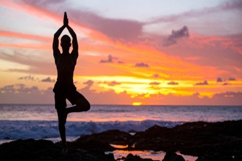 तन-मन के लिए लाभकारी सूर्य नमस्कार के 8 आसन, 12 चरण!  