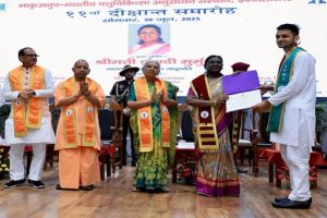 The benefit of knowledge should reach the last person, message of Governor Anandiben Patel!, Governor of Uttar Pradesh Anandiben Patel, in the 11th convocation of Indian Veterinary Research Institute (IVRI), said that all the students studying in the university are doing good work at their own level, the students who received medals deserve respect, but this does not mean that the efforts of the rest of the students are less.