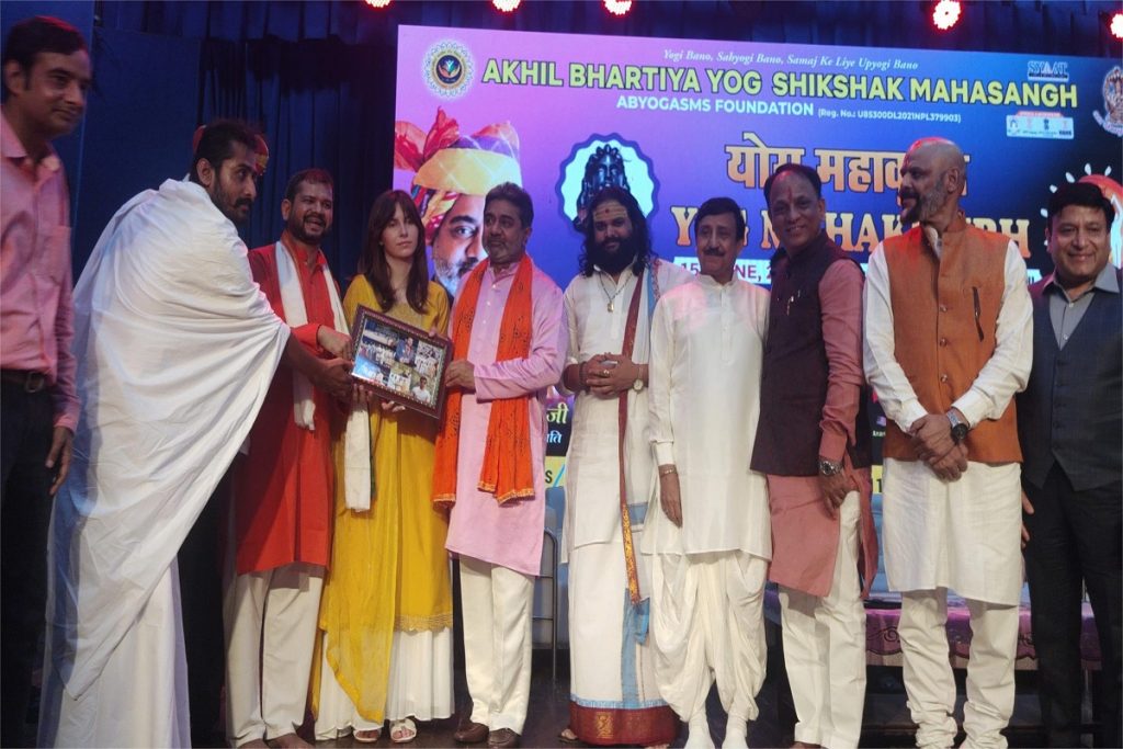 तनाव से जूझ रही दुनिया का एकमात्र सहारा है ‘योग’!