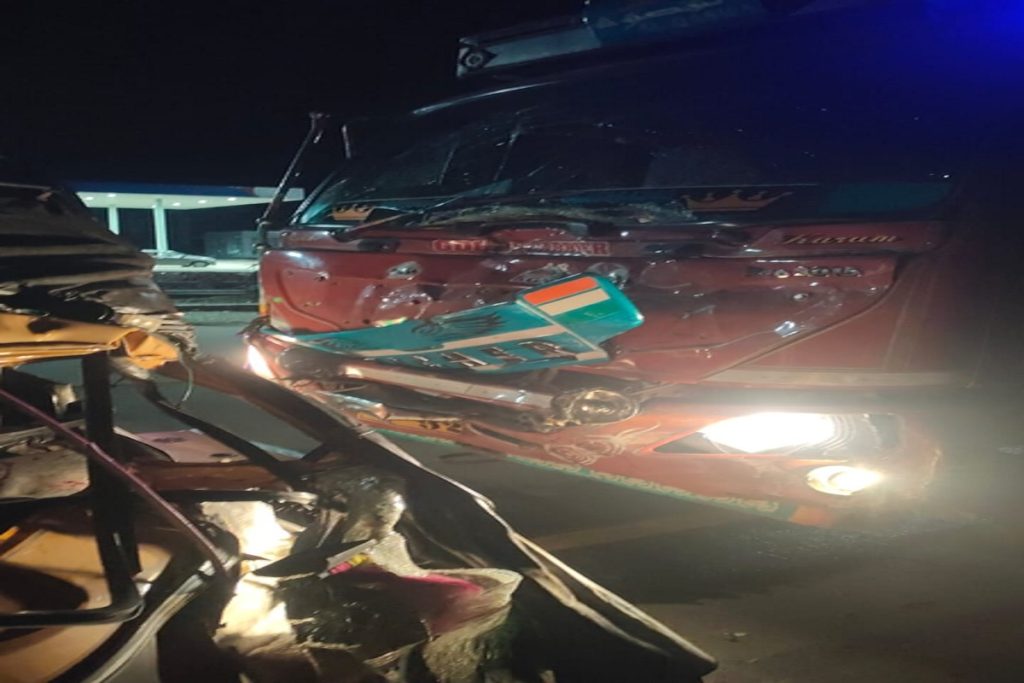 महाराष्ट्र के बीड में ट्रक-ऑटो भिड़ंत, दंपति समेत चार की मौत!