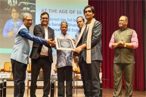 Vivan-Karulkar-honoured-with-Progressive-Scientist-award-by-Nehru-Centre-JSS