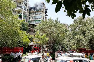 huge-fire-broke-out-on-7th-floor-of-an-apartment-in-Dwarka