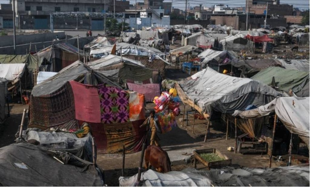 वर्ल्ड बँक ने खोली पाकिस्तान की पोल, परमाणु धमकियां देने वाले देशी की आधी आबादी गरीब !