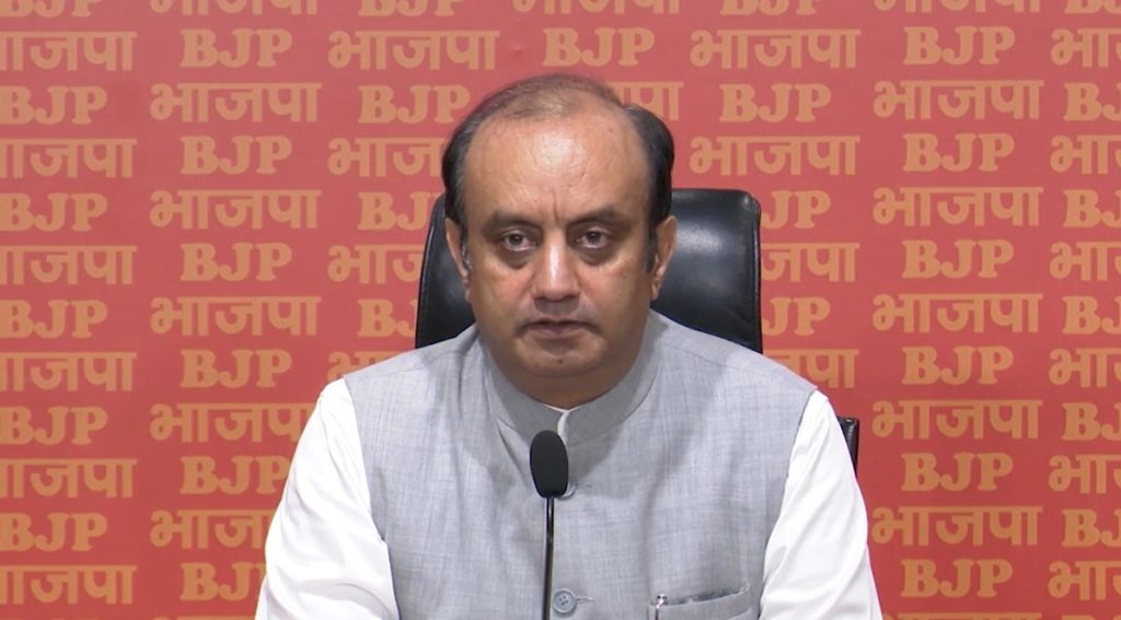 “50 साल बाद भी संविधान को कूड़ेदान में फेंकने की आदत से बाहर नहीं आया विपक्ष”