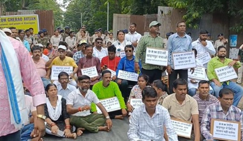 रेलवे जमीन पर अतिक्रमण हटाने को लेकर तनाव, तृणमूल समर्थकों का डीआरएम बंगले को घेराव