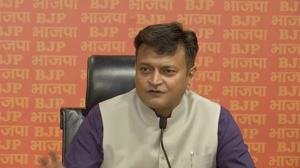 कांग्रेस के विज्ञापन में गांधी परिवार की अनुपस्थिति पर सियासत गर्म!