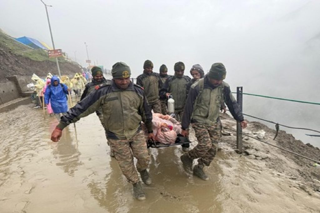 अमरनाथ यात्रा: बारिश-भूस्खलन में फंसे 3 हजार श्रद्धालुओं को सेना ने बचाया!