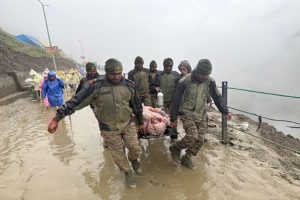 Amarnath-Yatra-Army-rescues-3-thousand-devotees-trapped-in-rain-and-landslide