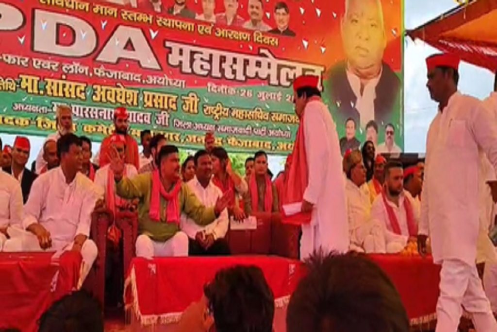 अयोध्या: सपा सम्मेलन में कुर्सी विवाद, कार्यकर्ताओं में जमकर भिड़ंत!