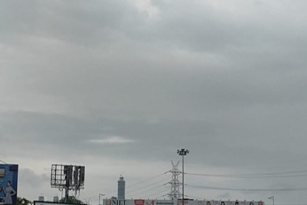 नोएडा में बारिश से बदली आबोहवा, कोविड बाद पहली बार AQI 50 के करीब!