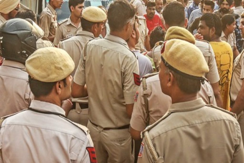 दिल्ली : द्वारका जिला पुलिस ने अवैध रूप से रह रहे 29 लोगों को किया डिपोर्ट!