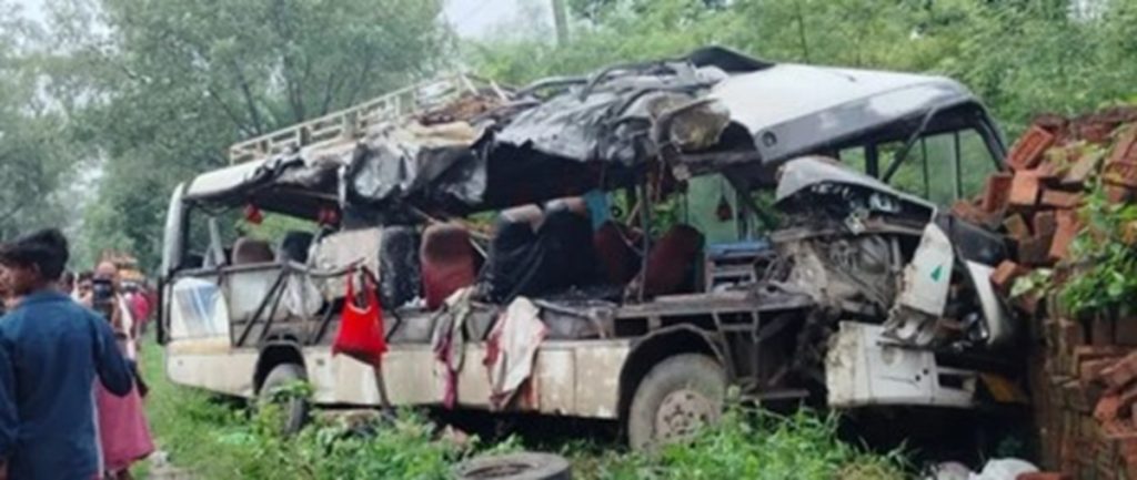 देवघर: कांवड़ियों से भरी बस और गैस सिलेंडर लदे ट्रक में भीषण टक्कर, 9 की मौत, 21 घायल