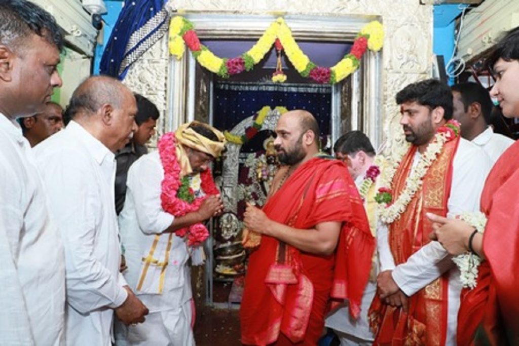 हैदराबाद बोनालु उत्सव में उमड़े भक्त, डिप्टी सीएम-मंत्रियों ने की पूजा!